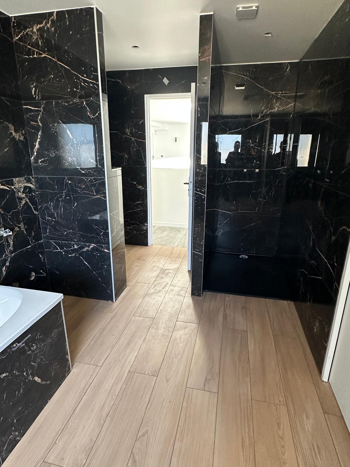 Salle de bain marbre noir